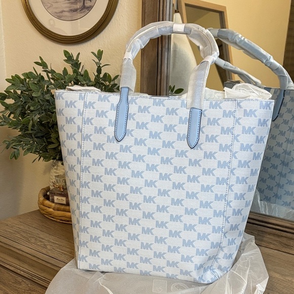 Michael Kors Vincent Logo Jacquard Tote Bag - Picture 4 of 4